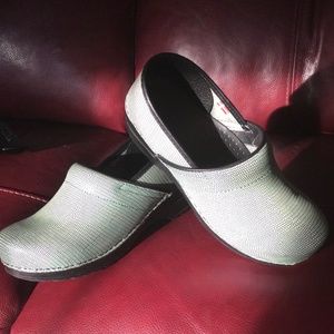 Sanita Clogs in pale green snakeskin
